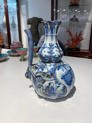 Kendi en porcelaine de Chine en bleu et blanc aux rehauts dorés, Chine, Wanli — photo 1