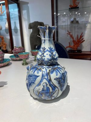 Kendi en porcelaine de Chine en bleu et blanc aux rehauts dorés, Chine, Wanli — photo 4