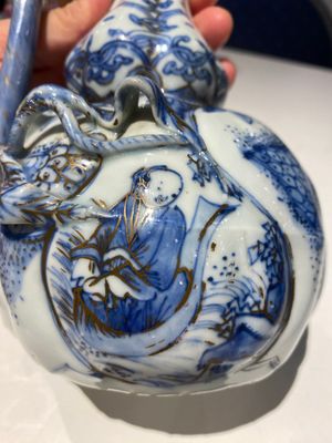 Kendi en porcelaine de Chine en bleu et blanc aux rehauts dorés, Chine, Wanli — photo 11