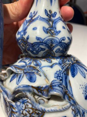 Kendi en porcelaine de Chine en bleu et blanc aux rehauts dorés, Chine, Wanli — photo 12