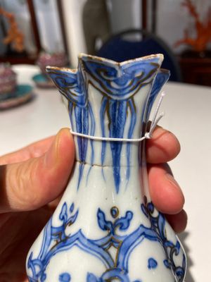 Kendi en porcelaine de Chine en bleu et blanc aux rehauts dorés, Chine, Wanli — photo 13
