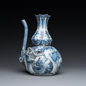 Kendi en porcelaine de Chine en bleu et blanc aux rehauts dorés, Chine, Wanli — photo 3