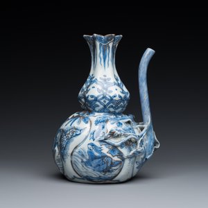 Kendi en porcelaine de Chine en bleu et blanc aux rehauts dorés, Chine, Wanli — photo 5