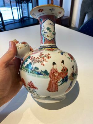 Kendi en porcelaine de Chine famille rose à décor d'une scène du 'Xi Xiang Yi', Yongzheng — photo 1