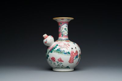 Kendi en porcelaine de Chine famille rose à décor d'une scène du 'Xi Xiang Yi', Yongzheng