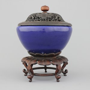 Kom met deksel in Chinees porselein, monochroom blauw, op houten steun, 19e eeuw — foto 1