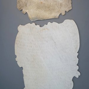 La plaques funéraire du Duc Miguel José de Bournonville, ca. 1752 et une plaque de couronnement — photo 1