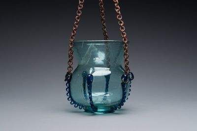 Lampe de mosquée en verre bleu clair, la Syrie ou la Perse, 10ème