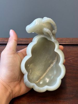 Lave-pinceaux en jade céladon en forme de fleur avec tête de bélier, Chine, 17ème — photo 5