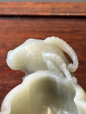 Lave-pinceaux en jade céladon en forme de fleur avec tête de bélier, Chine, 17ème — photo 8