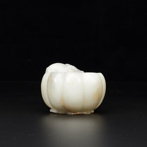 Lave-pinceaux en jade céladon en forme de fleur avec tête de bélier, Chine, 17ème — photo 4