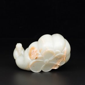 Lave-pinceaux en jade céladon en forme de fleur avec tête de bélier, Chine, 17ème — photo 8