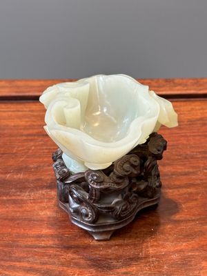 Lave-pinceaux en jade céladon sur socle en bois, Chine, 19/20ème — photo 2