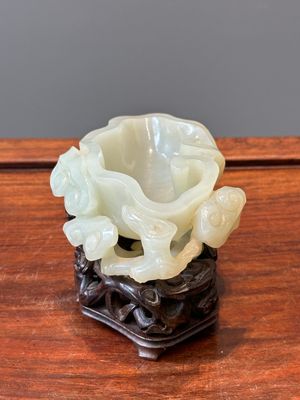 Lave-pinceaux en jade céladon sur socle en bois, Chine, 19/20ème — photo 4