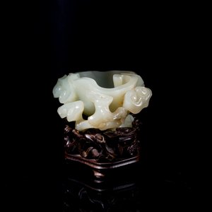 Lave-pinceaux en jade céladon sur socle en bois, Chine, 19/20ème — photo 4