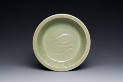 Lave-pinceaux en porcelaine de Chine céladon de Longquan à décor incisé de poissons, Ming