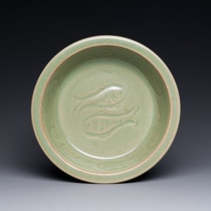 Lave-pinceaux en porcelaine de Chine céladon de Longquan à décor incisé de poissons, Ming — photo 1