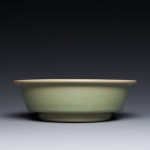 Lave-pinceaux en porcelaine de Chine céladon de Longquan à décor incisé de poissons, Ming — photo 4