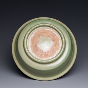 Lave-pinceaux en porcelaine de Chine céladon de Longquan à décor incisé de poissons, Ming — photo 5