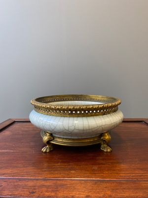 Lave-pinceaux en porcelaine de Chine de type 'ge' aux montures en bronze doré, Qianlong — photo 1