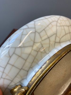 Lave-pinceaux en porcelaine de Chine de type 'ge' aux montures en bronze doré, Qianlong — photo 12