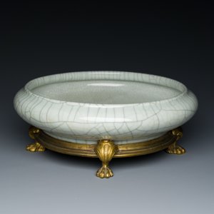 Lave-pinceaux en porcelaine de Chine de type 'ge' aux montures en bronze doré, Qianlong — photo 6