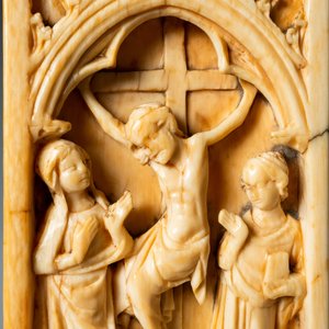 Le volet droit d'un diptyque en ivoire représentant 'La Crucifixion', probablement Paris, 14ème — photo 8