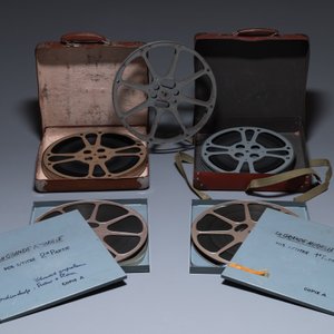 Les archives du film 'La Grande Muraille' composées de bobines, de photos, d'une affiche et de documentation, datées 1957 — photo 2