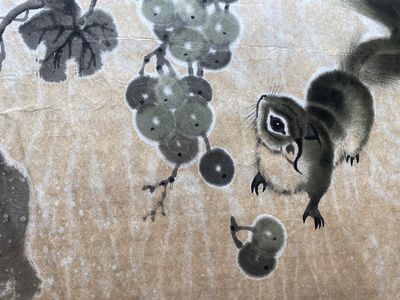 Liu Ruihua 劉瑞華 (1971): 'Eekhoorns met druiventrossen', inkt en kleur op papier, gedat. 1995 en Jiang Yunge 江雲閣: 'Bamboe', inkt op zijde, gedat. 1949 — foto 13