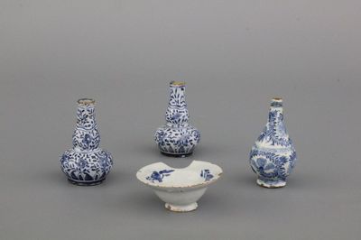Lot blauw en witte Delftse miniatuurvaasjes en een scheerkom, 18e eeuw