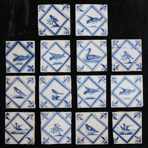 Lot de 14 carreaux concordantes en faïence de Delft, bleu et blanc, représentant oiseaux dans un cadre lozange, 18e — photo 1