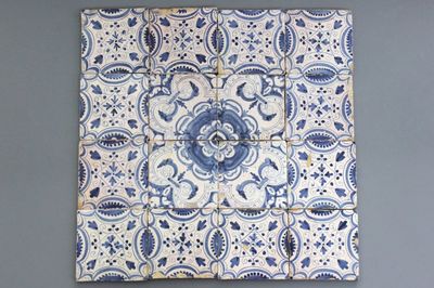 Lot de 16 carreaux anglais décoratifs en Delft, bleu et blanc, 17e