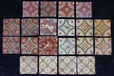Lot de 20 carreaux différents post-médiéval en terre glaise, France-Flandre, 17e-18e