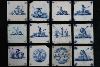Lot de 27 carreaux en faïence de Delft, bleu et blanc, différentes scènes, 18e et 19e