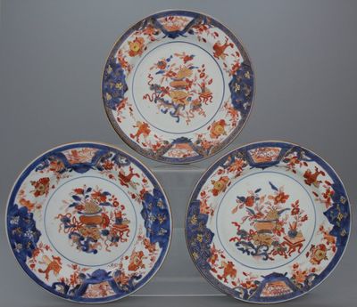 Lot de 3 assiettes à décor Imari en porcelaine de Chine, 18e