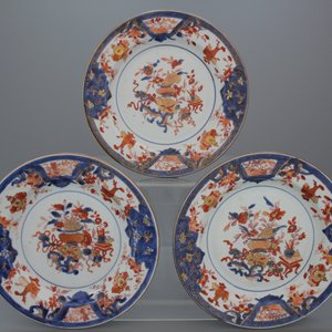 Lot de 3 assiettes à décor Imari en porcelaine de Chine, 18e — photo 1