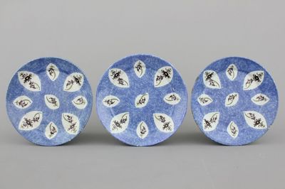 Lot de 3 assiettes en faïence de Bruxelles, fond bleu, 18e