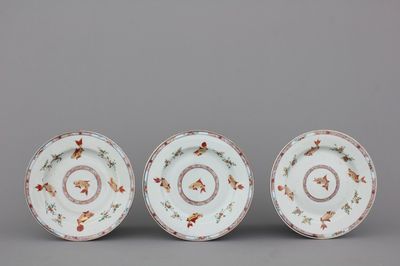 Lot de 3 assiettes en porcelaine de Chine à décor de poisson, famille verte, début 18e