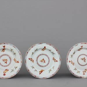 Lot de 3 assiettes en porcelaine de Chine à décor de poisson, famille verte, début 18e — photo 1