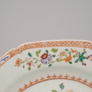 Lot de 3 assiettes en porcelaine de Chine, famille rose, Qianlong, 18e — photo 4