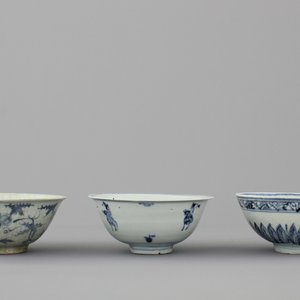 Lot de 3 coupes en porcelaine de Chine, bleu et blanc, dynastie Ming — photo 1