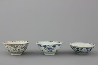 Lot de 3 coupes en porcelaine de Chine, bleu et blanc, dynastie Ming
