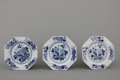 Lot de 3 plats anglais octagonaux en faïence de Delft, bleu et blanc, Liverpool, 18e