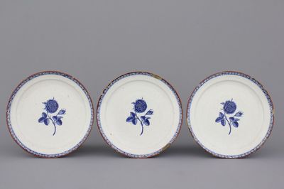 Lot de 3 plats en faïence de Delft avec roses, 18e