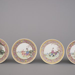 Lot de 4 assiettes chinoises à décor de dames dans un jardin, famille rose, 20e — photo 4