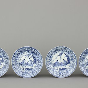 Lot de 4 assiettes en porcelaine de Chine, bleu et blanc, avec dames dans un jardin, Kangxi, début 18e — photo 1