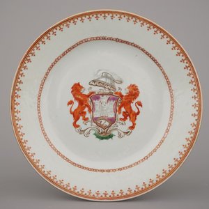Lot de 4 assiettes héraldiques en porcelaine de Chine, 18e — photo 5