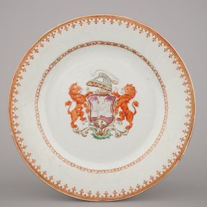 Lot de 4 assiettes héraldiques en porcelaine de Chine, 18e — photo 6