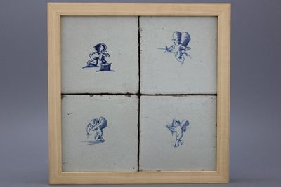 Lot de 4 carreaux en faïence de Delft, décor chérubins, encadrement bois, 17e