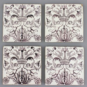 Lot de 4 carreaux en faïence manganèse de Delft avec putti, 18e — photo 1